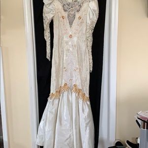 vintage 1920 style wedding dress.